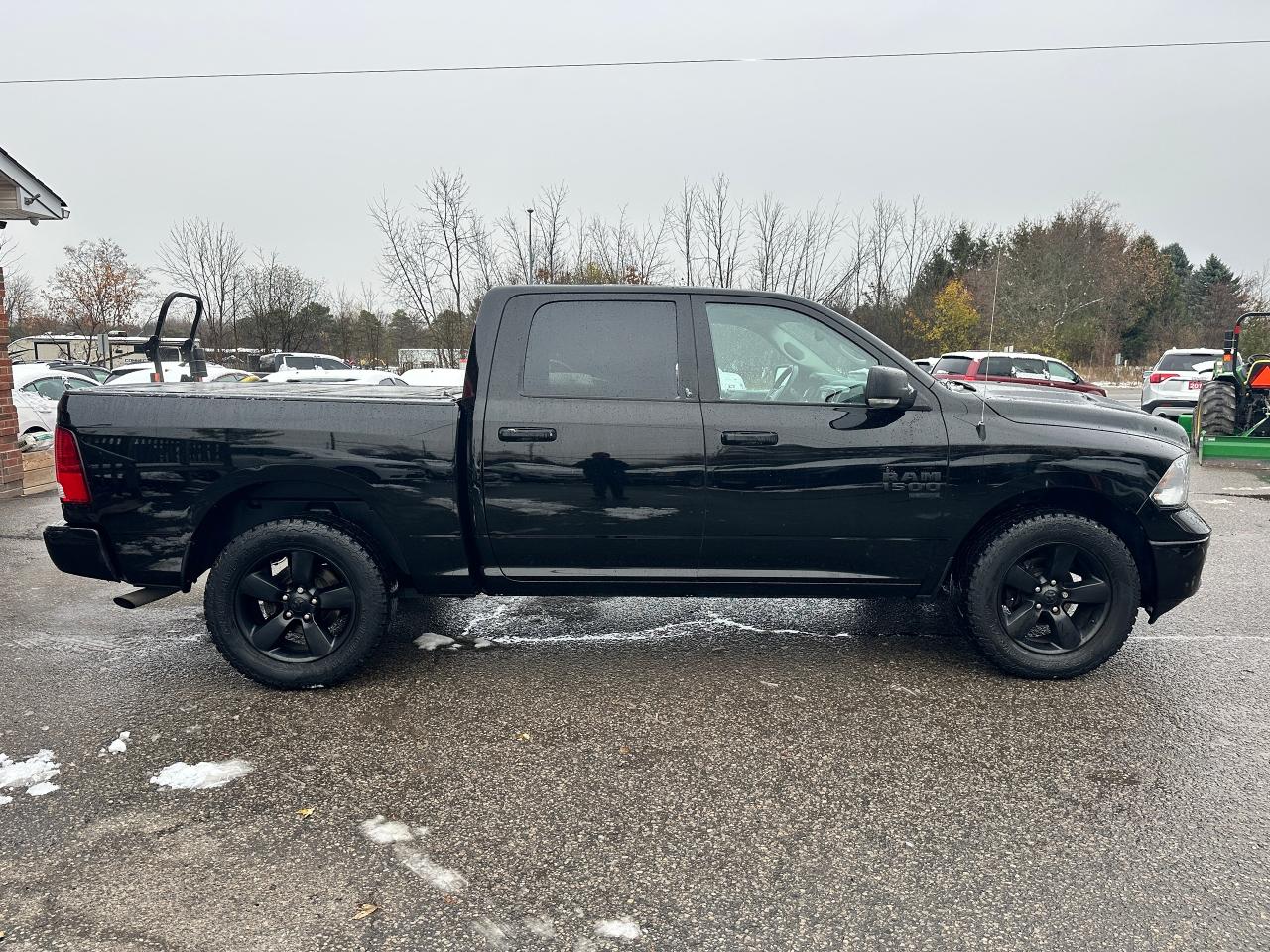 2022 RAM 1500 Classic Classic-SLT Crew4x4 HTD Cloth CarPlay 6Pass XM A/C Photo4