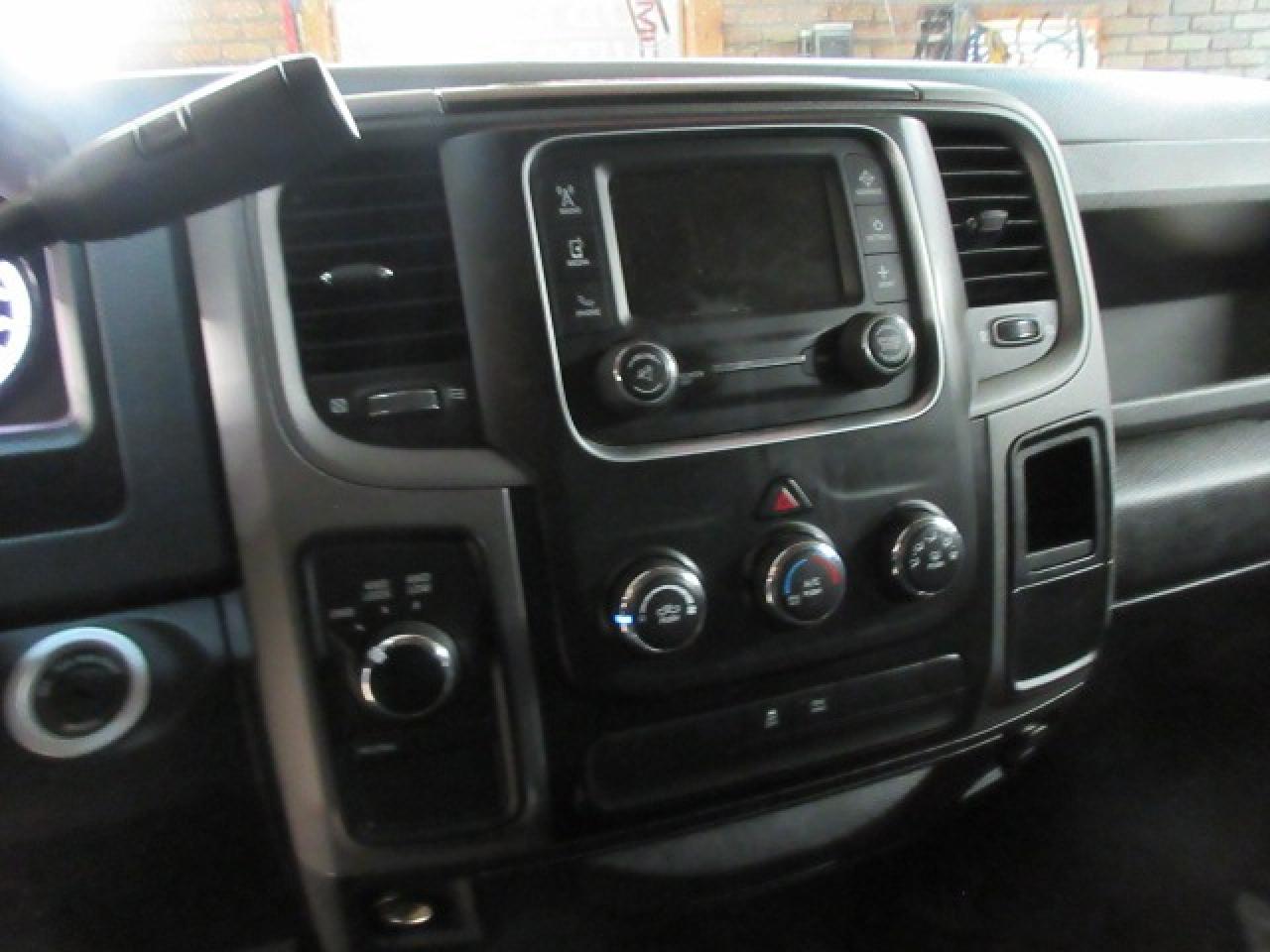 2018 RAM 1500 4x4 Crew Cab 5'7" Box - Photo #12