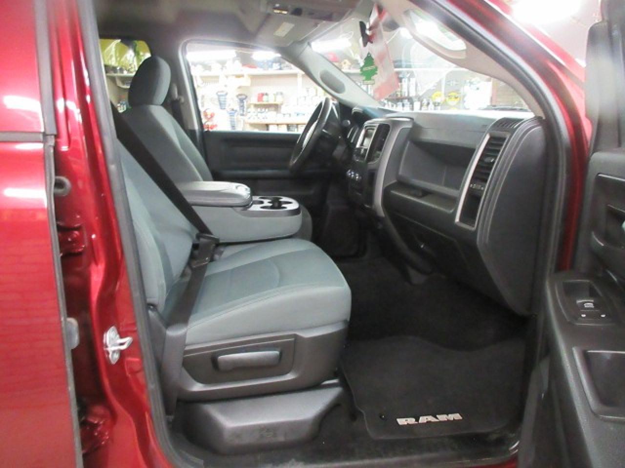 2018 RAM 1500 4x4 Crew Cab 5'7" Box - Photo #7