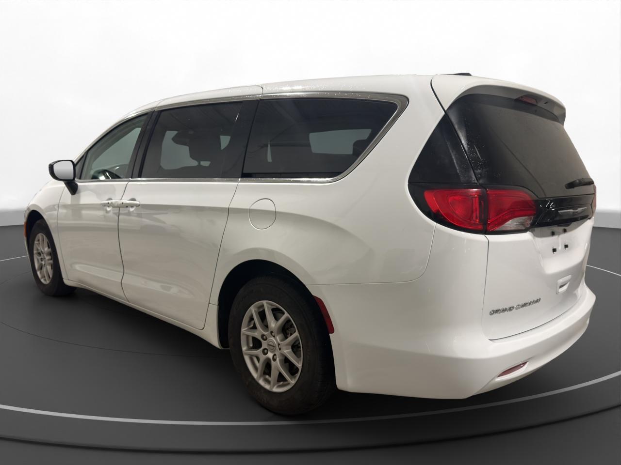 2024 Chrysler Grand Caravan SXT - Photo #6