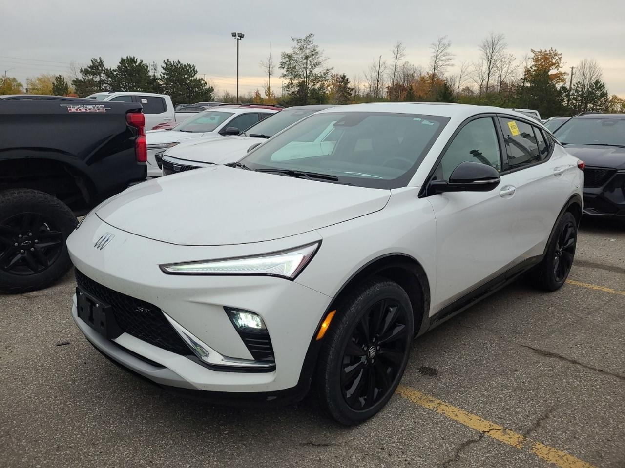 2024 Buick Envista Sport Touring ONLY 31K! LEATHER, SUNROOF, 19" WHLS Photo2