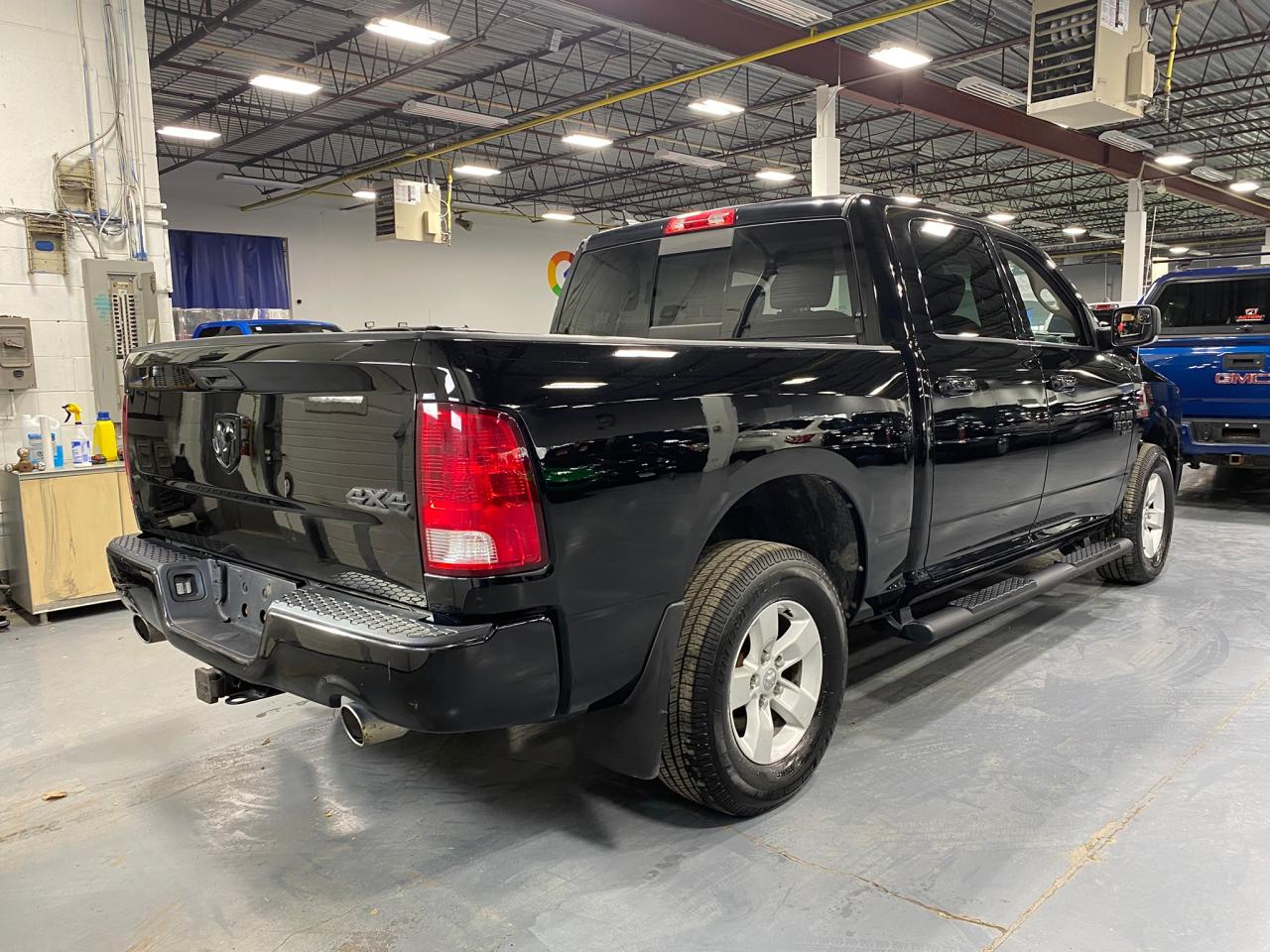 2019 RAM 1500 Classic SLT 4x4 Crew Cab 5'7" Box Photo4