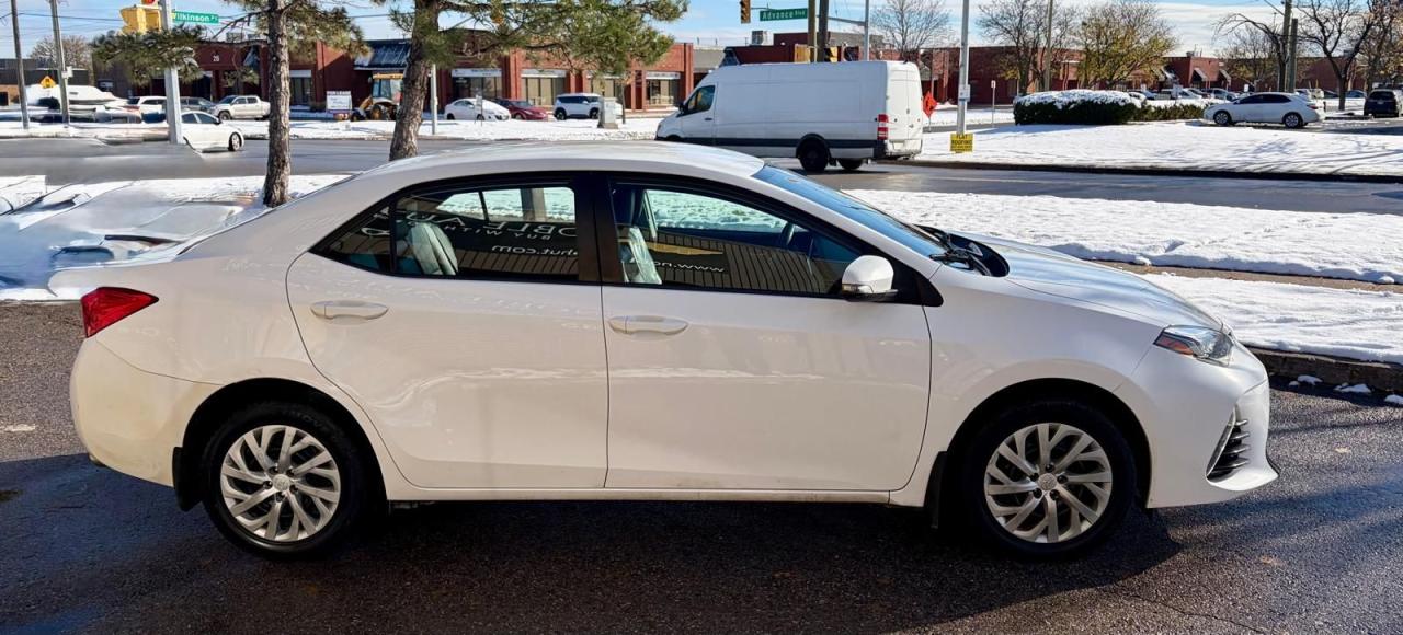 2017 Toyota Corolla SE Photo3