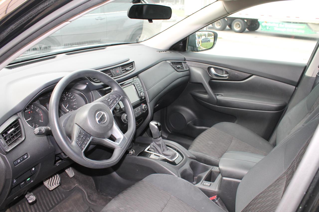 2018 Nissan Rogue SV Photo