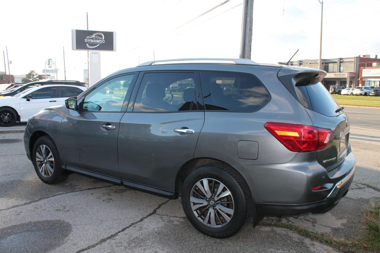 2017 Nissan Pathfinder SV Photo