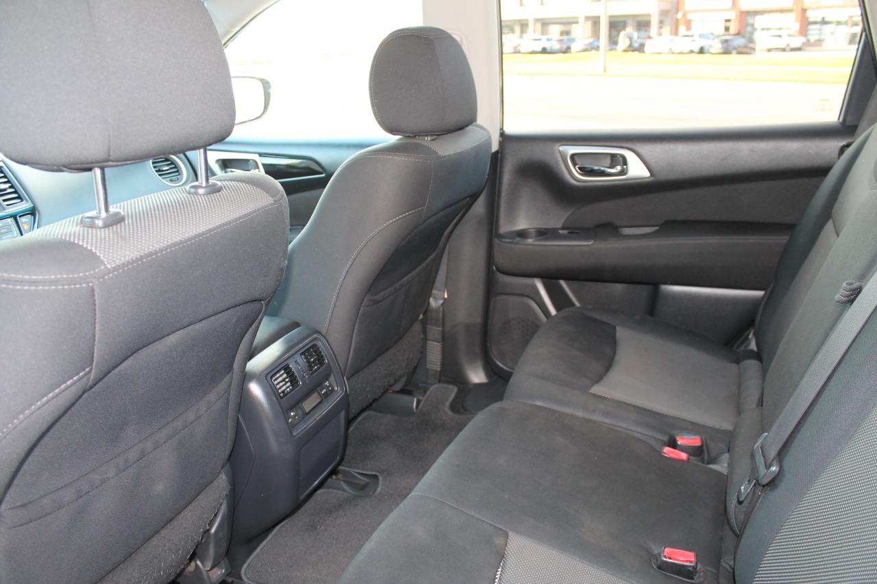 2017 Nissan Pathfinder SV Photo