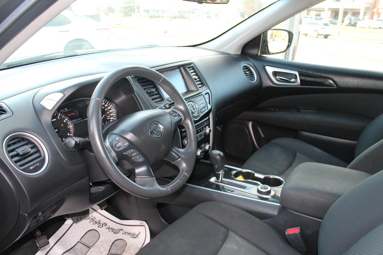 2017 Nissan Pathfinder SV Photo