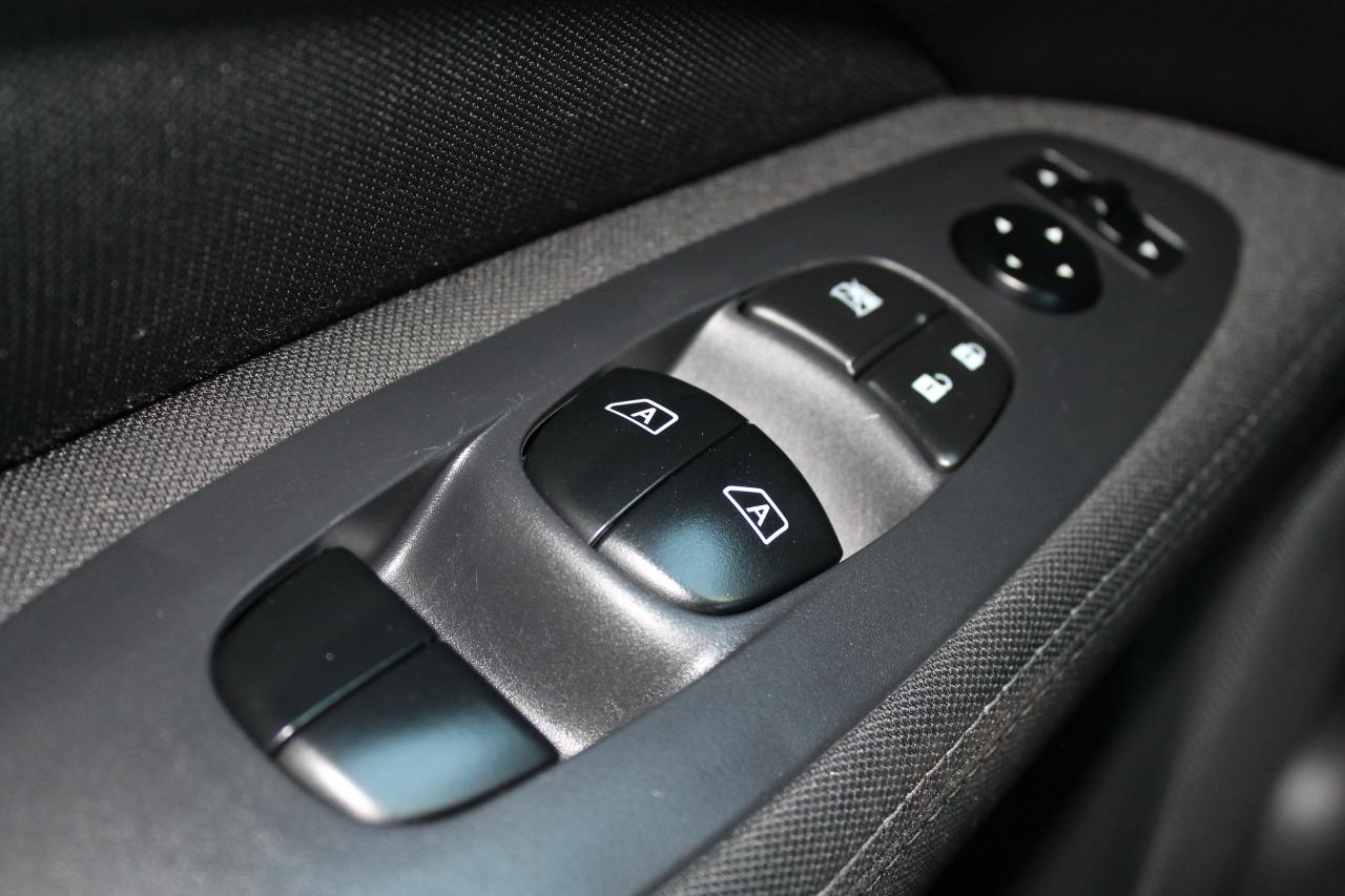 2017 Nissan Pathfinder SV Photo