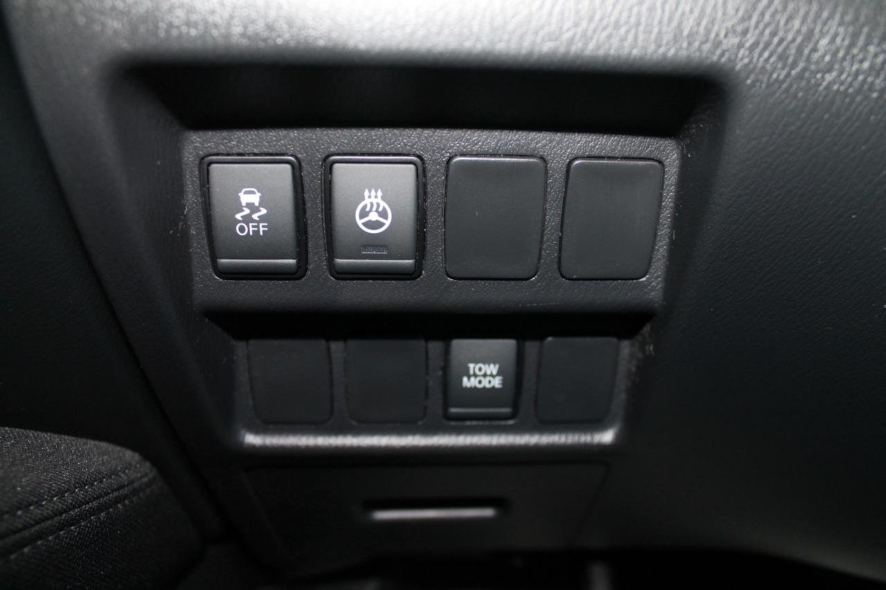 2017 Nissan Pathfinder SV Photo