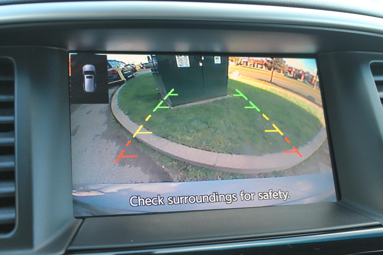 2017 Nissan Pathfinder SV Photo