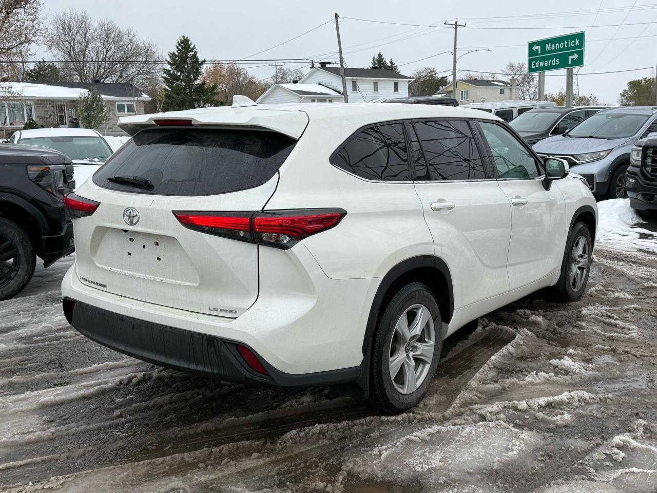 2020 Toyota Highlander LE - Photo #5