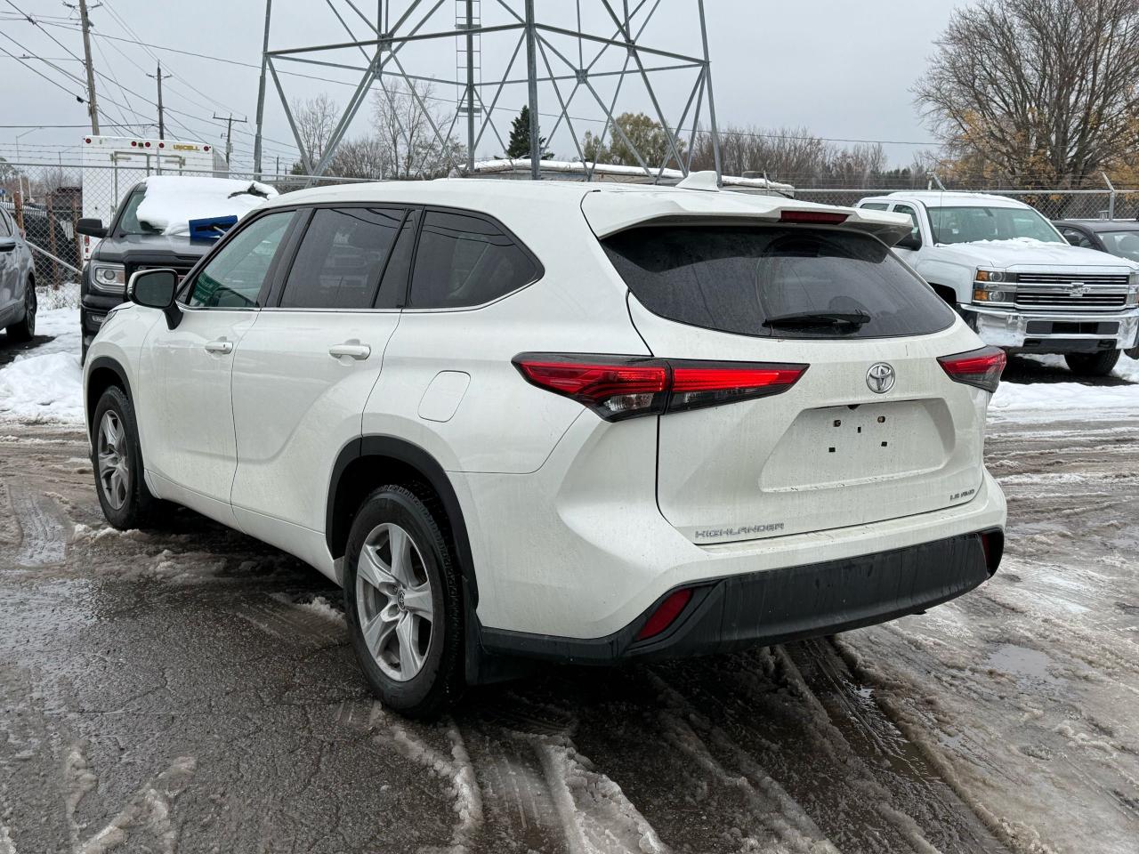 2020 Toyota Highlander LE Photo2