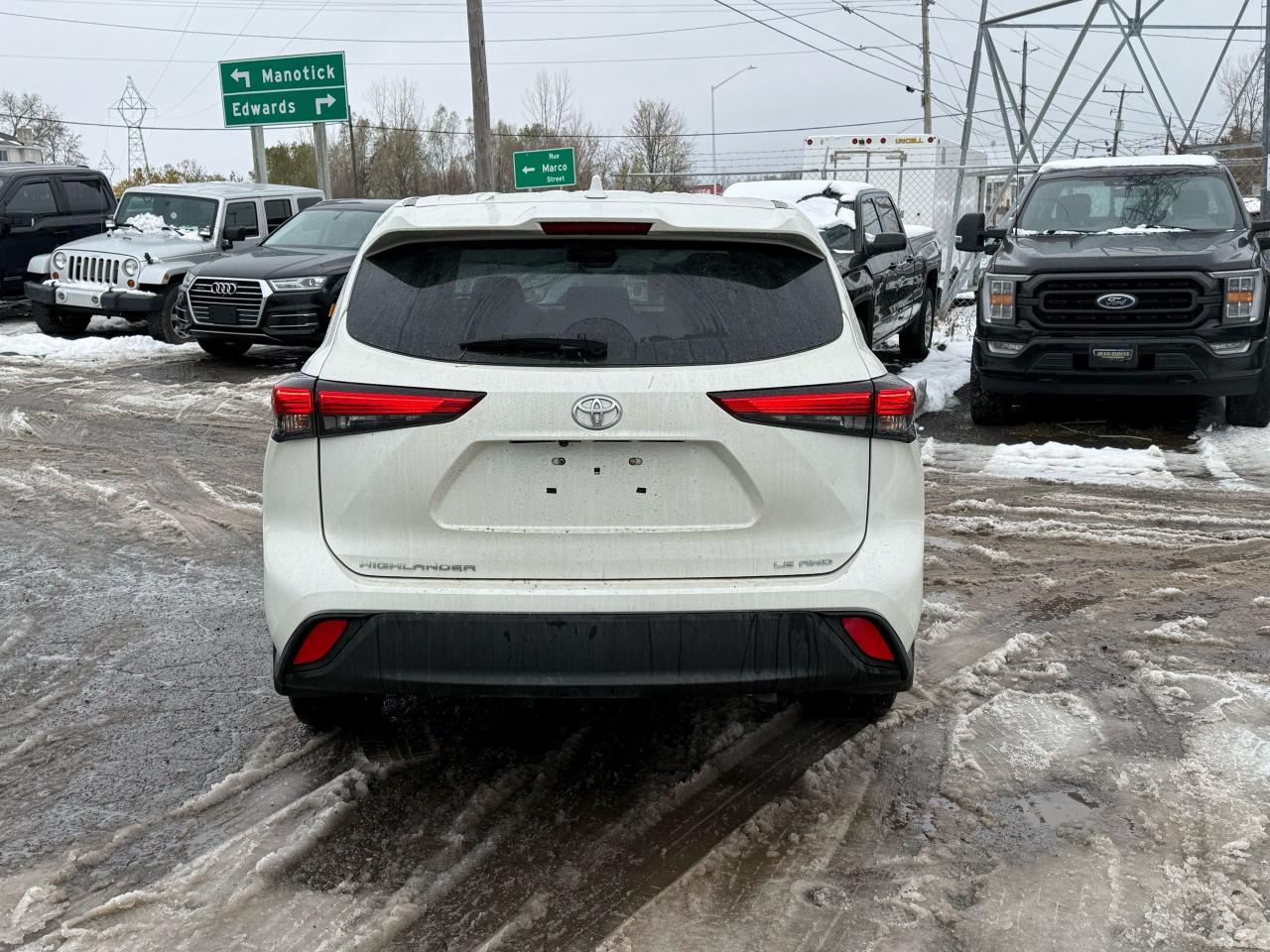 2020 Toyota Highlander LE - Photo #4