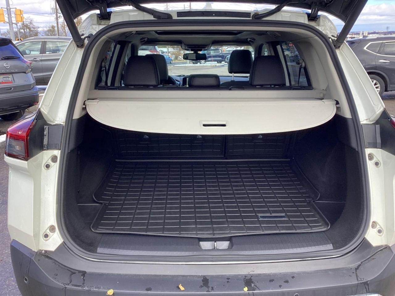 2022 Nissan Rogue Platinum Photo4