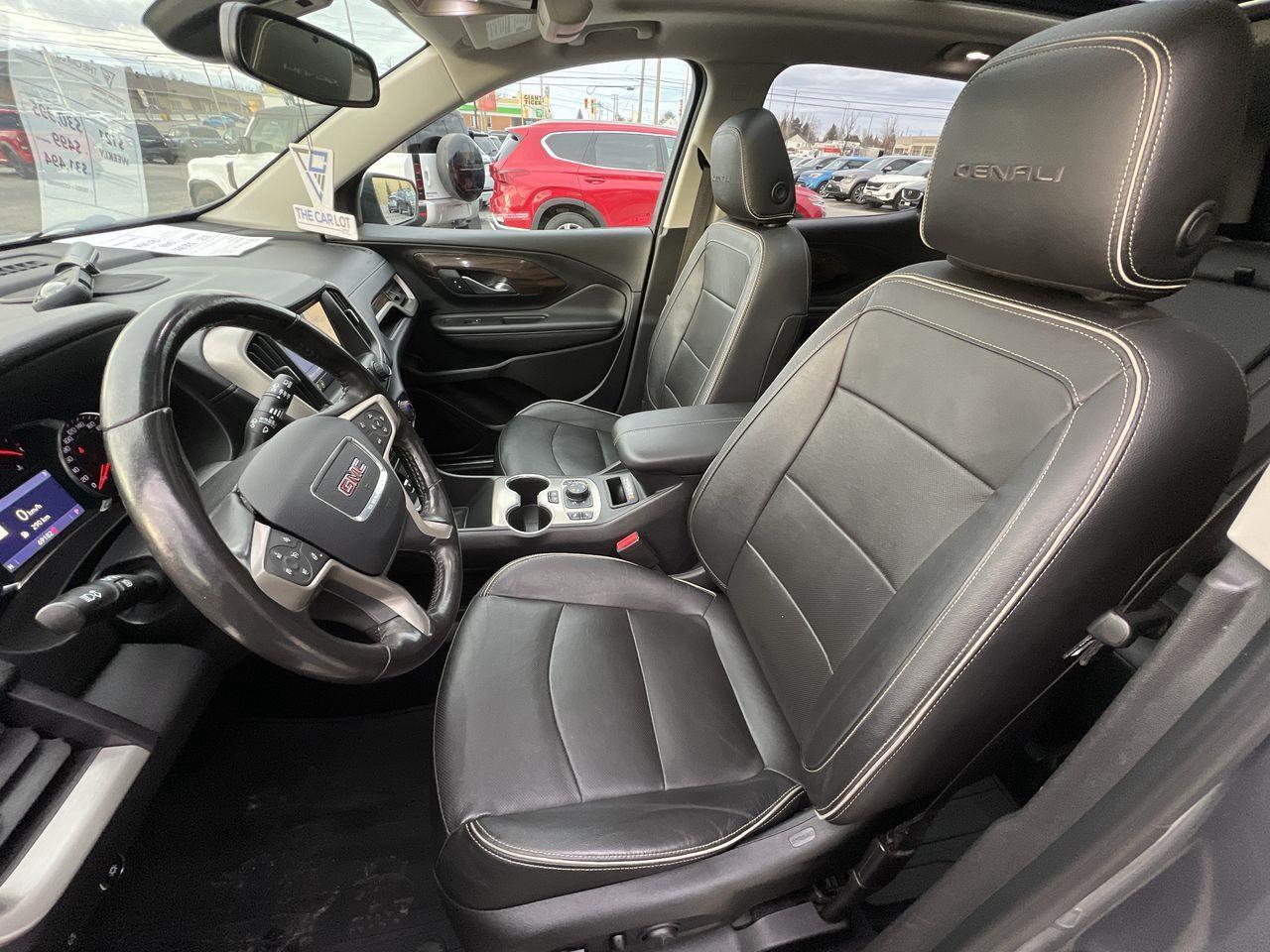 2020 GMC Terrain Denali AWD, MOONROOF, HEATED LEATHER SEATS, NAV, SIRIUS XM, BACK UP CAM!! Photo