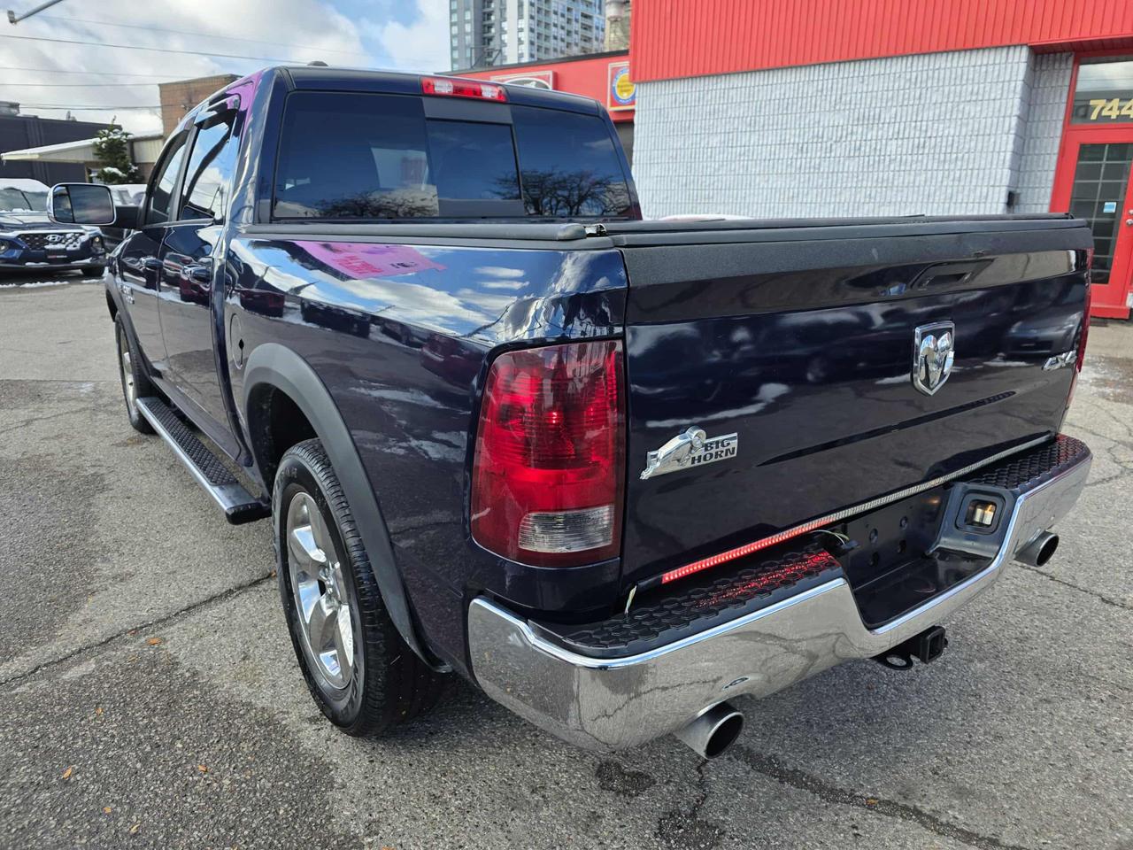 2015 RAM 1500 Big Horn 4WD Crew Cab Photo3