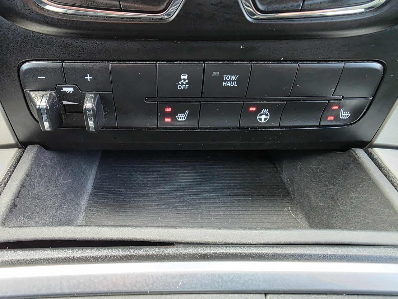 2015 RAM 1500 Big Horn 4WD Crew Cab Photo