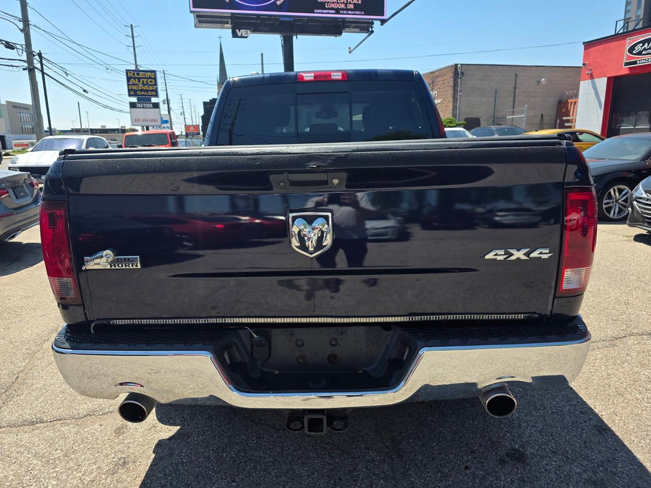 2015 RAM 1500 Big Horn 4WD Crew Cab Photo4
