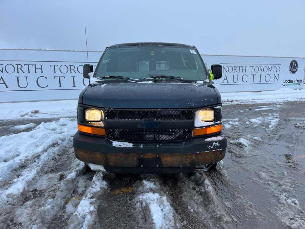 2008 Chevrolet Express G2500 - Photo #2