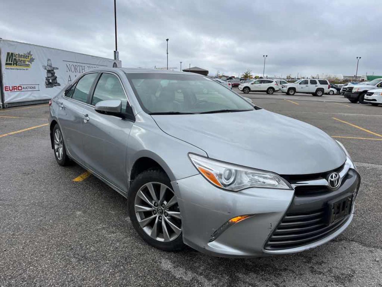 2017 Toyota Camry XLE Photo2