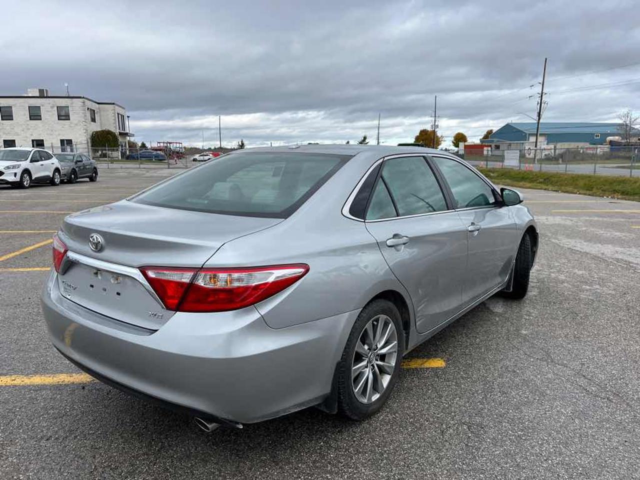 2017 Toyota Camry XLE Photo3