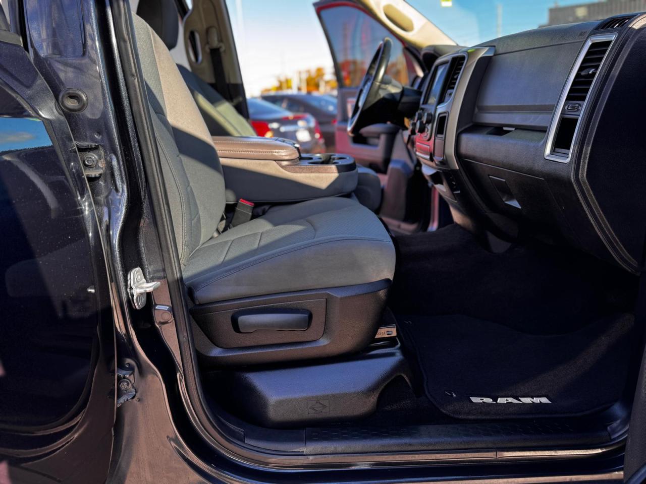 2014 RAM 1500 4WD Crew Cab SLT,CAM, B-TOOTH CERTIFEID NEW BRAKES - Photo #18