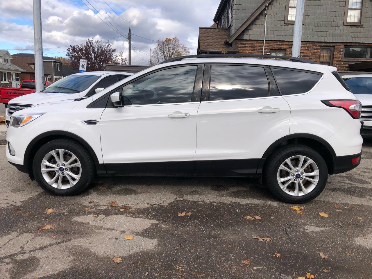 2018 Ford Escape SE / B.CAM / H.SEATS / ROOF RACK Photo