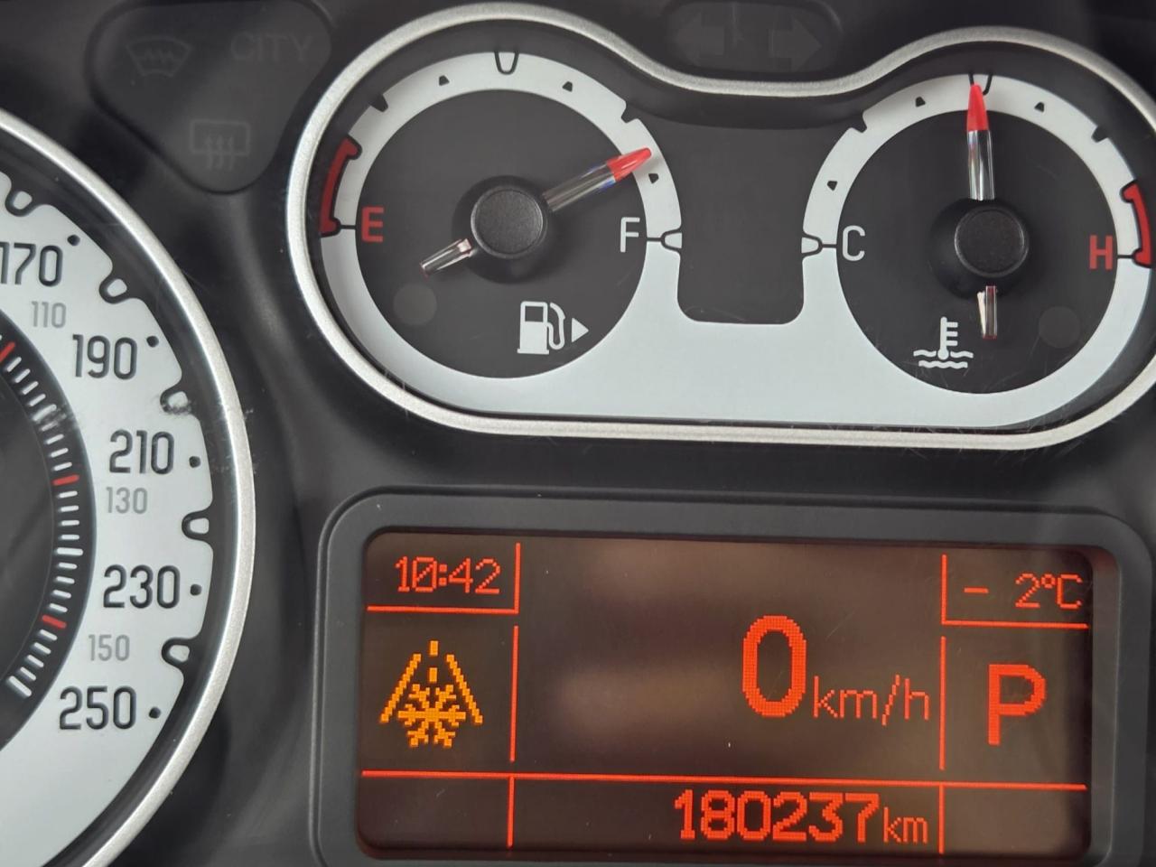 2015 Fiat 500L LOUNGE, AUTO, 4 CYL, MISFIRE, AS IS SPECIAL - Photo #8