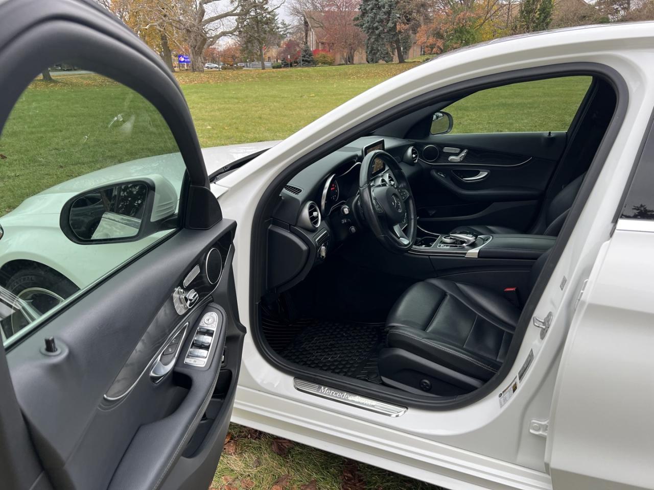 2016 Mercedes-Benz C-Class C300 Sport 4MATIC *Navigation / AMG Pkg / Clean CarFax - Photo #8