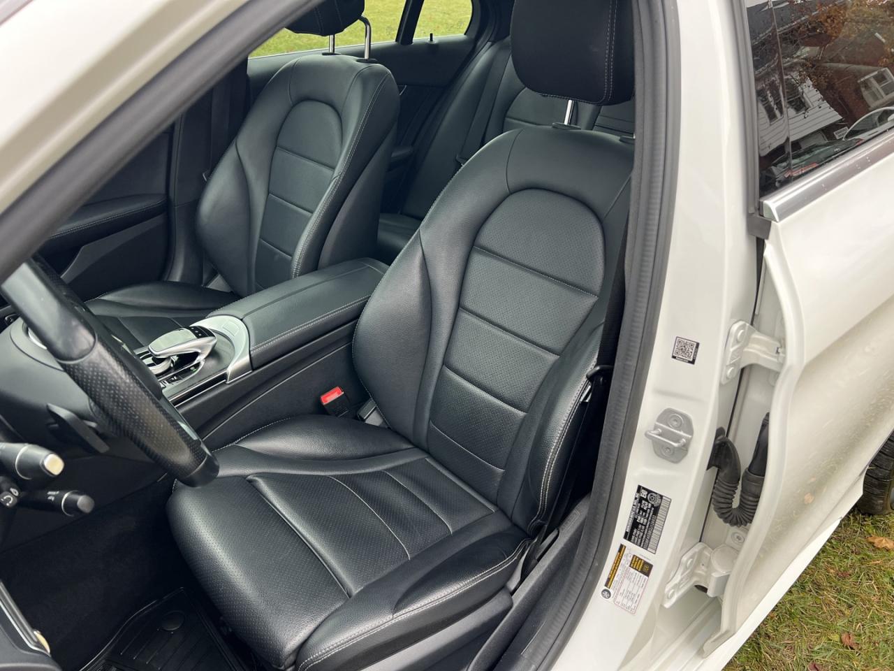 2016 Mercedes-Benz C-Class C300 Sport 4MATIC *Navigation / AMG Pkg / Clean CarFax - Photo #13