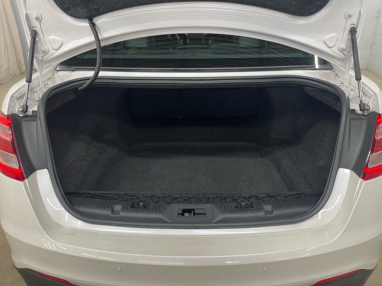 2014 Ford Taurus SEL Photo6