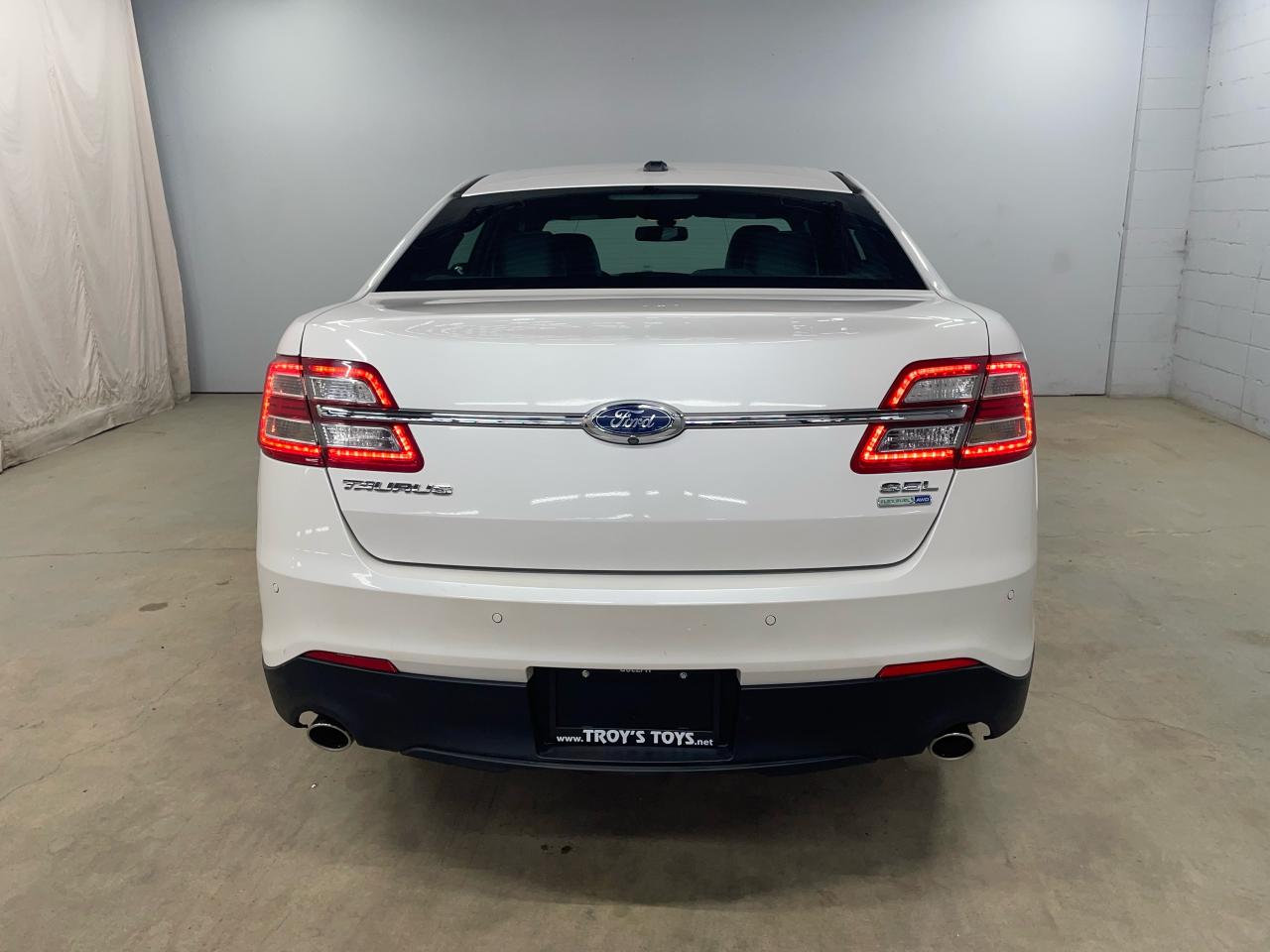 2014 Ford Taurus SEL Photo4