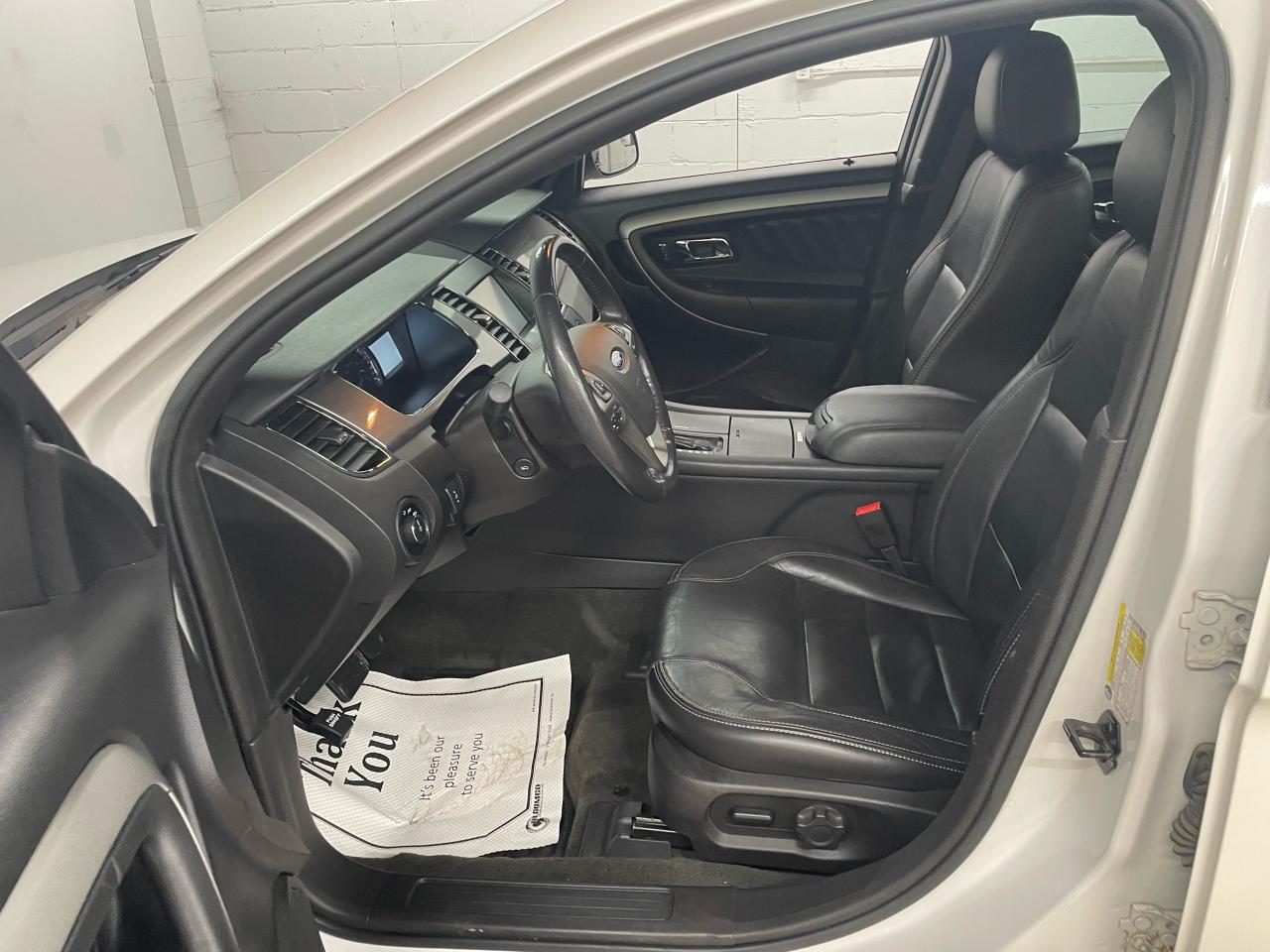 2014 Ford Taurus SEL Photo8