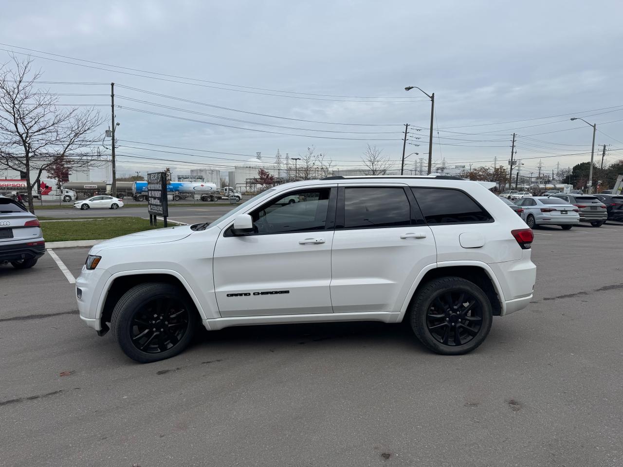 2019 Jeep Grand Cherokee ALTITUDE 4WD LEATHER PAN/ROOF NAV B/SPOT CAMERA Photo3
