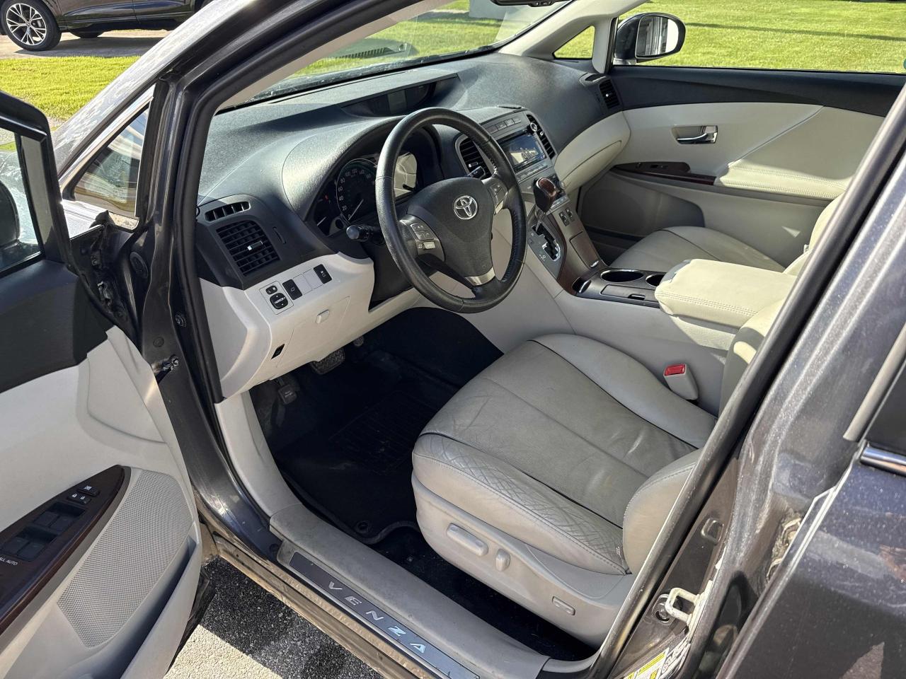 2010 Toyota Venza  Photo2