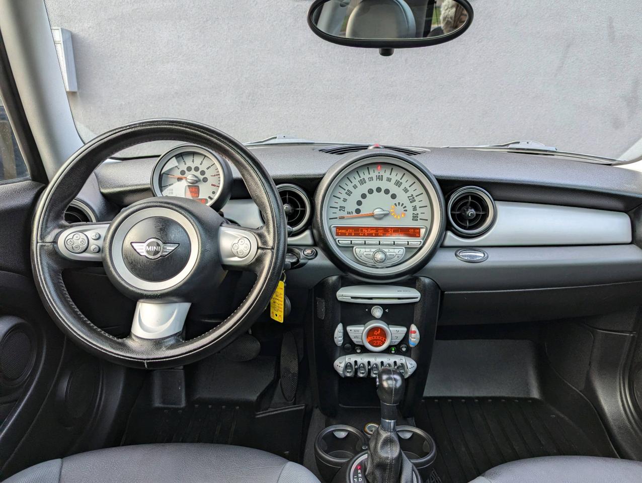 2010 MINI Cooper 2dr Cpe Classic Photo4