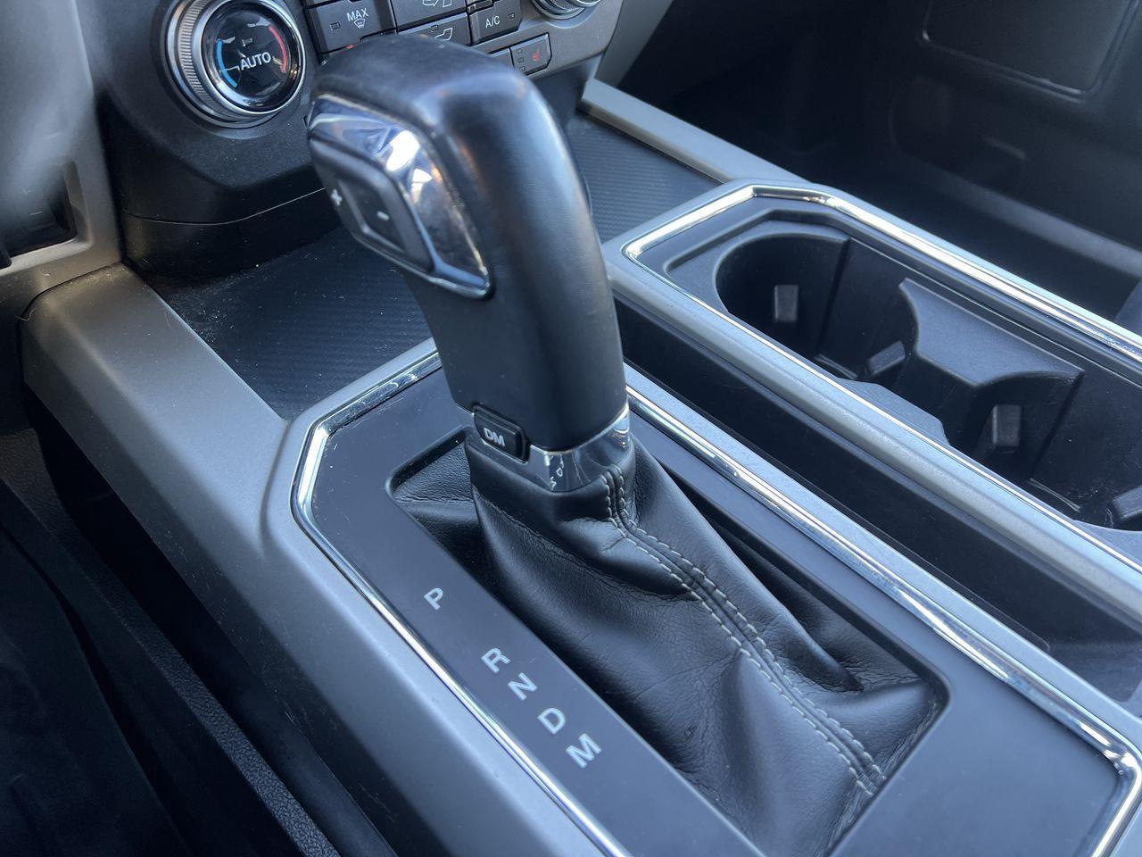 2020 Ford F-150 Lariat 4X4, HEATED SEATS, NAV, MOONROOF, BACK UP CAM!! Photo