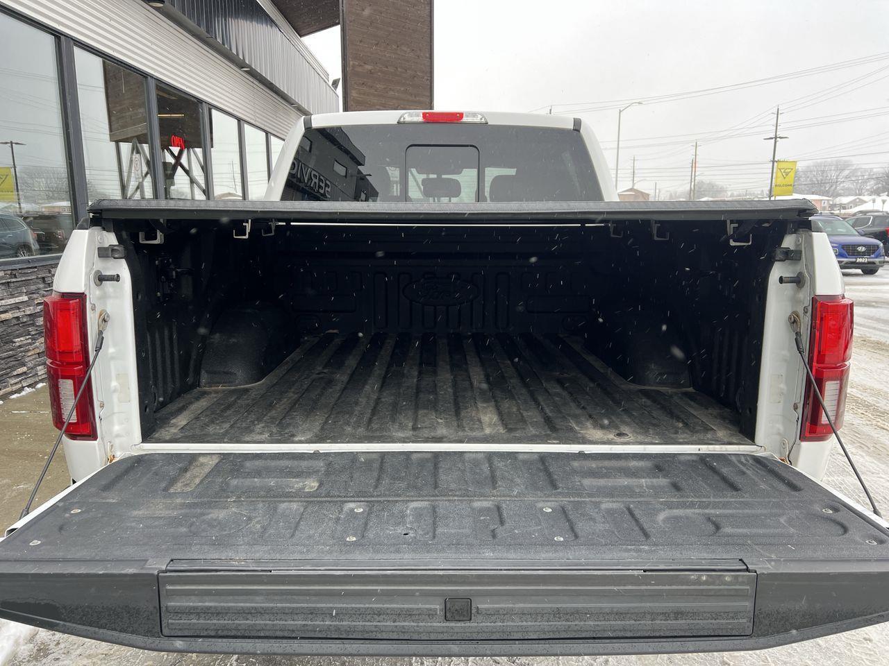 2020 Ford F-150 Lariat 4X4, HEATED SEATS, NAV, MOONROOF, BACK UP CAM!! Photo