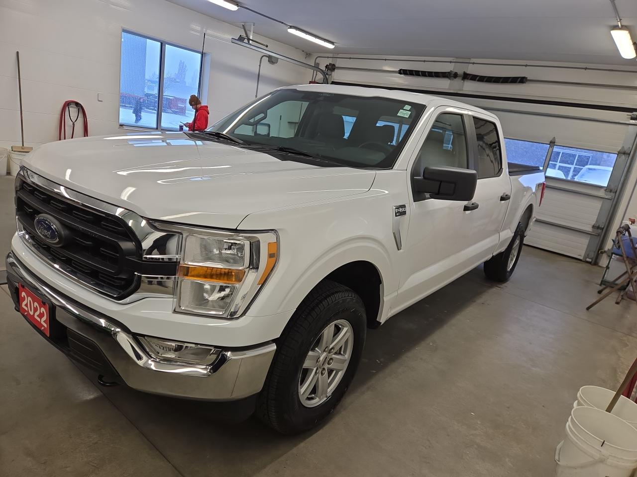 2022 Ford F-150 XLT 4WD SuperCrew 6.5' Box Photo2