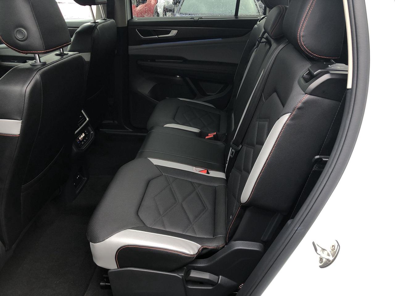 2025 Volkswagen Atlas 2.0 TSI Peak Edition LIKE NEW!!  PEAK EDITION, LEA Photo