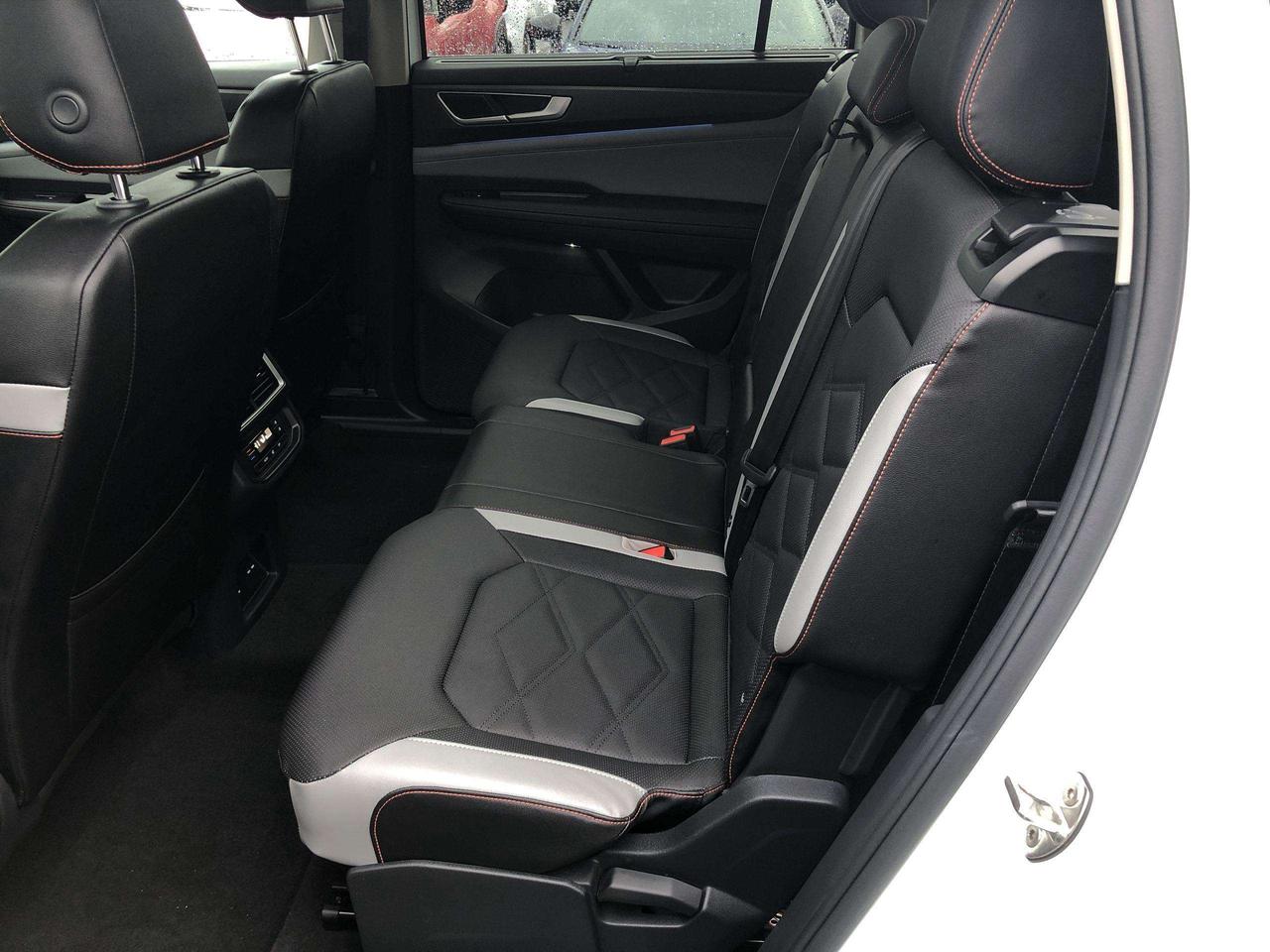 2025 Volkswagen Atlas 2.0 TSI Peak Edition LIKE NEW!!  PEAK EDITION, LEATHERETTE, HTD. & VENTED SEATS, REAR SUNSHADES Photo
