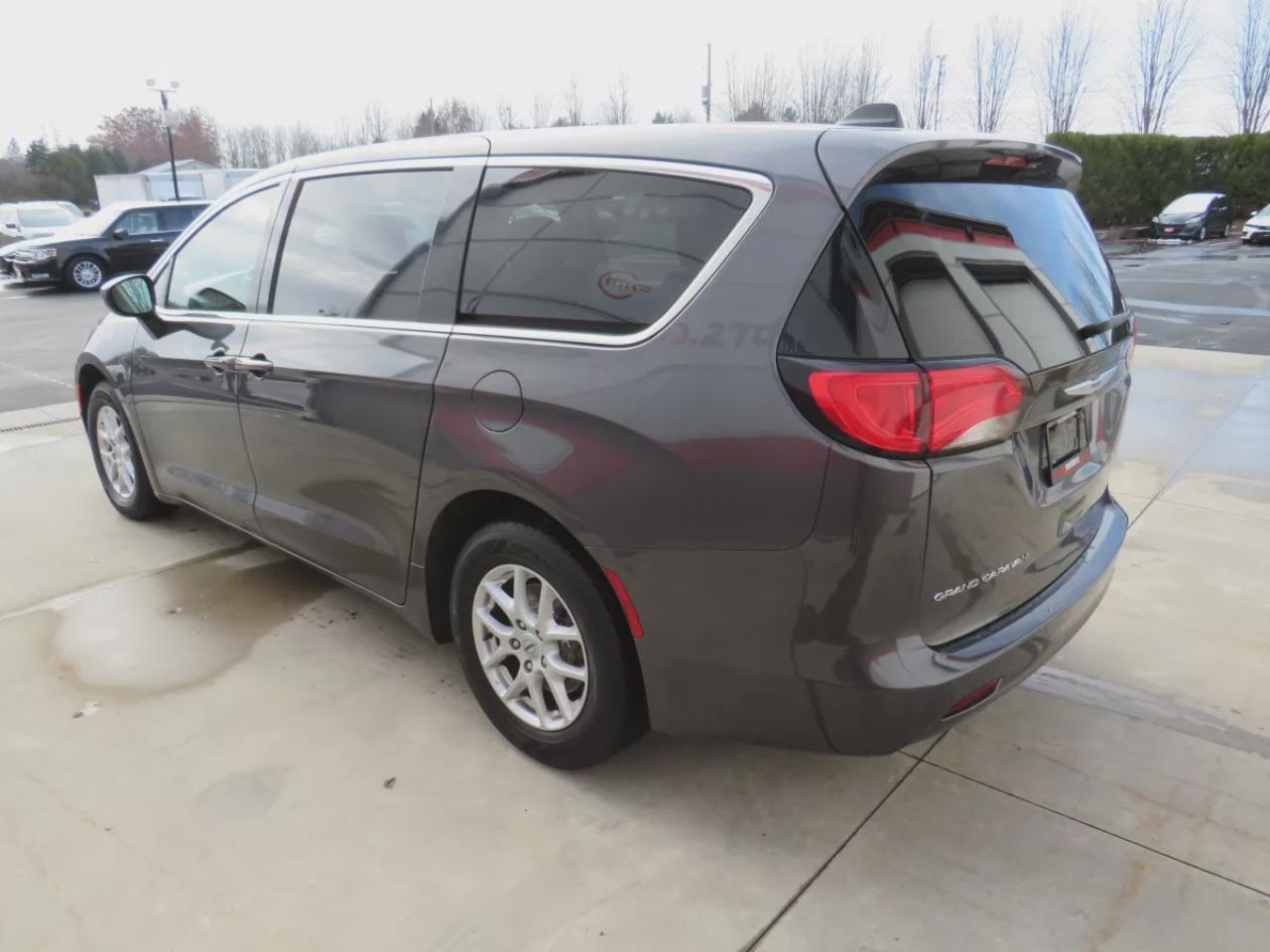 2021 Dodge Grand Caravan SXT (**CLEAN TITLE/NO ACCIDENTS!!**SAFETY/CERTIFIED!!**7 PASSENGER!!**STOW & GO SEATING**ALLOY RIMS**POWER SEATS**DIGITAL TOUCHSCREEN**HEATED SEATS/STEERING WHEEL**PUSH BUTTON START**REVERSE CAMERA**DUAL CLIMATE CONTROL**BLUETOOTH**CRUISE CONTROL**) Photo2
