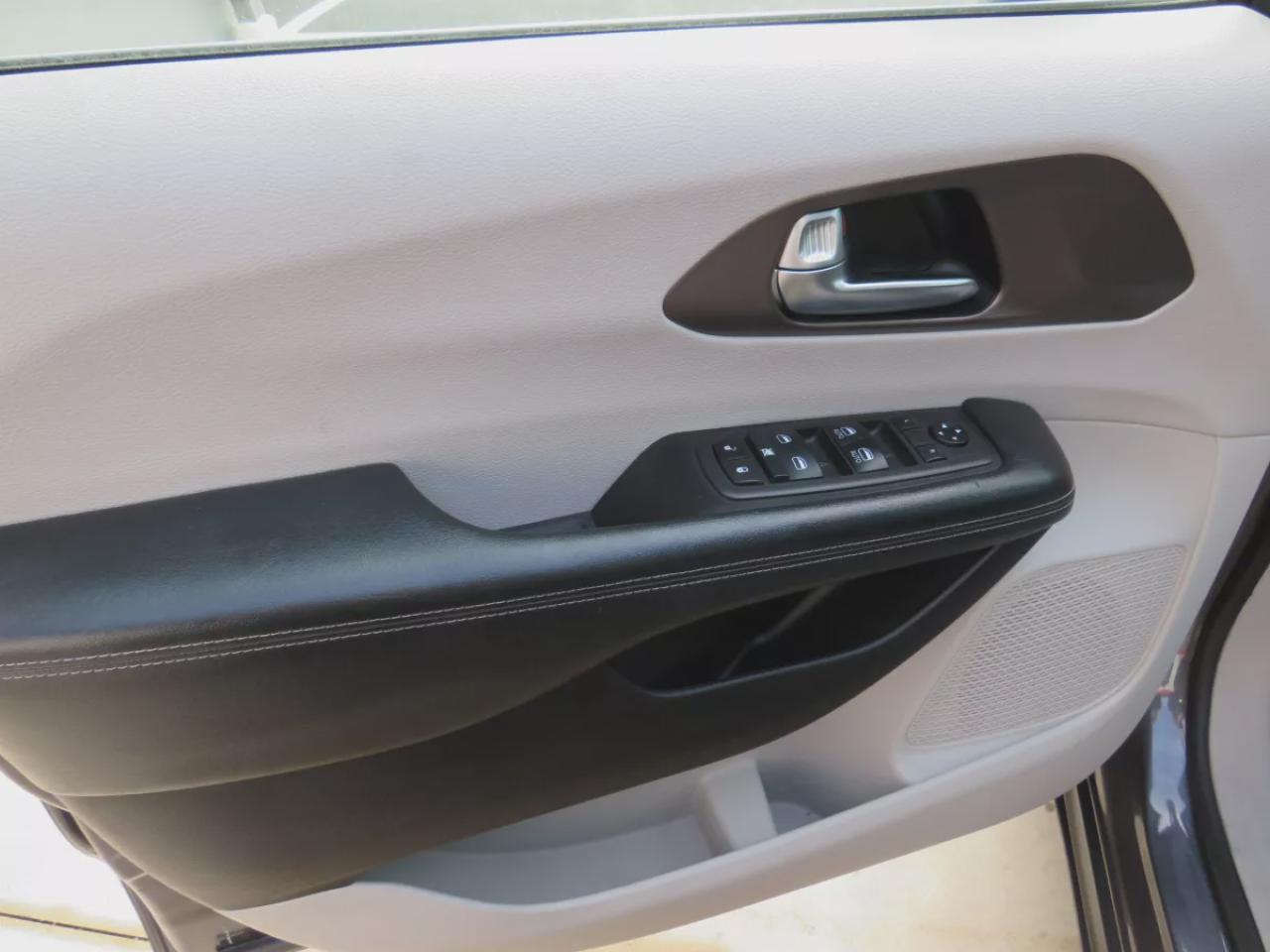 2021 Dodge Grand Caravan SXT (**CLEAN TITLE/NO ACCIDENTS!!**SAFETY/CERTIFIED!!**7 PASSENGER!!**STOW & GO SEATING**ALLOY RIMS**POWER SEATS**DIGITAL TOUCHSCREEN**HEATED SEATS/STEERING WHEEL**PUSH BUTTON START**REVERSE CAMERA**DUAL CLIMATE CONTROL**BLUETOOTH**CRUISE CONTROL**) Photo