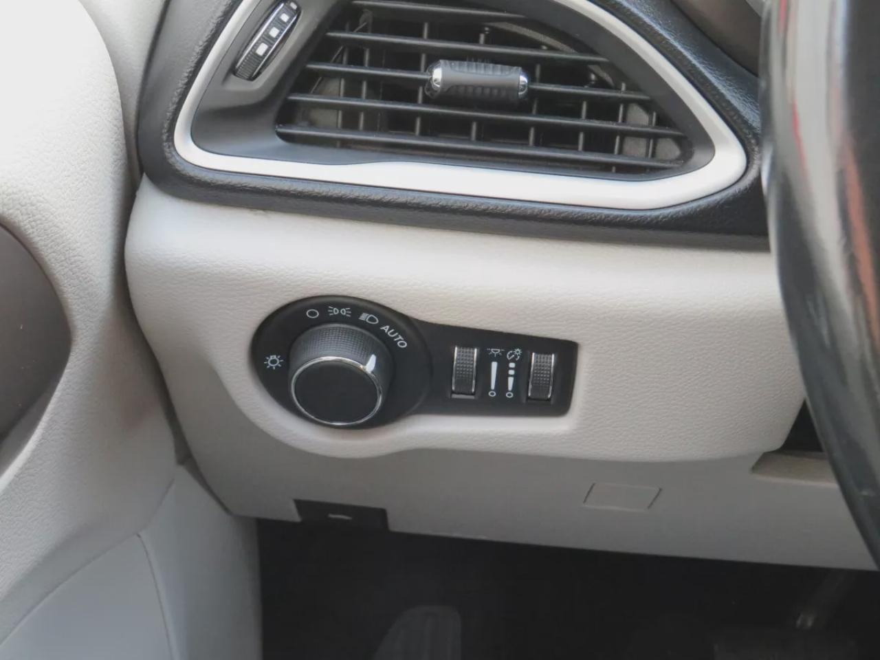 2021 Dodge Grand Caravan SXT (**CLEAN TITLE/NO ACCIDENTS!!**SAFETY/CERTIFIED!!**7 PASSENGER!!**STOW & GO SEATING**ALLOY RIMS**POWER SEATS**DIGITAL TOUCHSCREEN**HEATED SEATS/STEERING WHEEL**PUSH BUTTON START**REVERSE CAMERA**DUAL CLIMATE CONTROL**BLUETOOTH**CRUISE CONTROL**) Photo