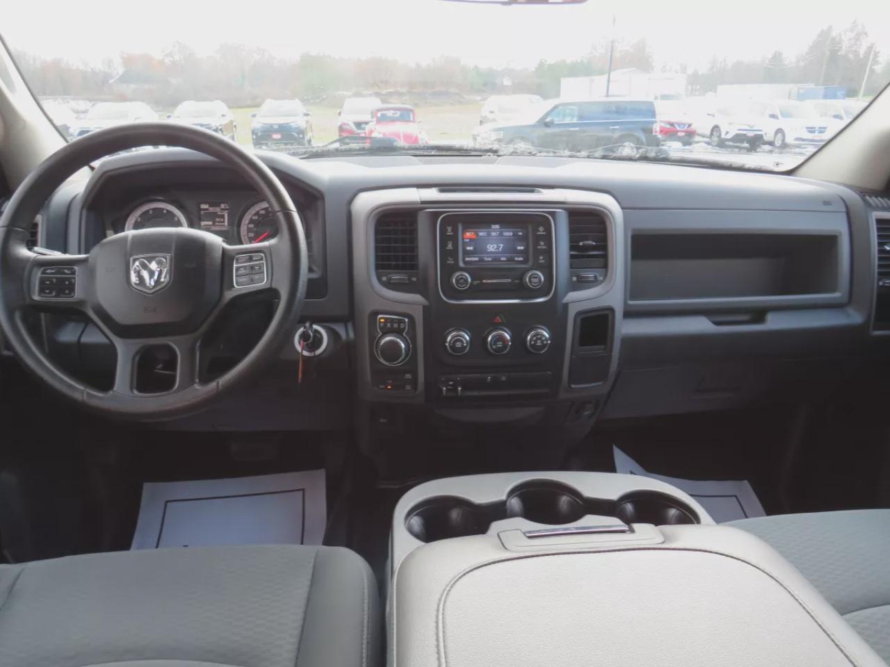 2017 RAM 1500 Express (**SAFETY/CERTIFIED**4WD**ALLOY RIMS**RUNNING BOARDS**TRAILER HITCH**TONNEAU COVER**DIGITAL TOUCHSCREEN**BLUETOOTH**CRUISE CONTROL**RAM CUSTOM RUBBER MATS**) Photo4