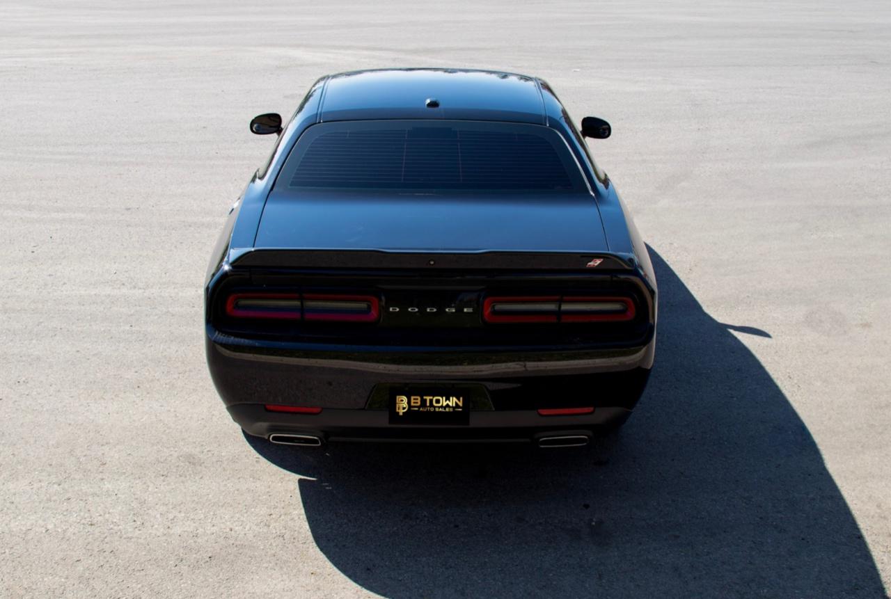2021 Dodge Challenger SXT Photo4