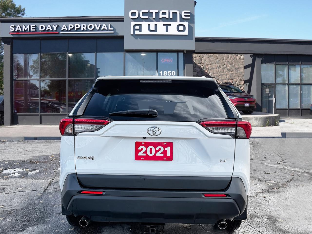 2021 Toyota RAV4 LE Photo4