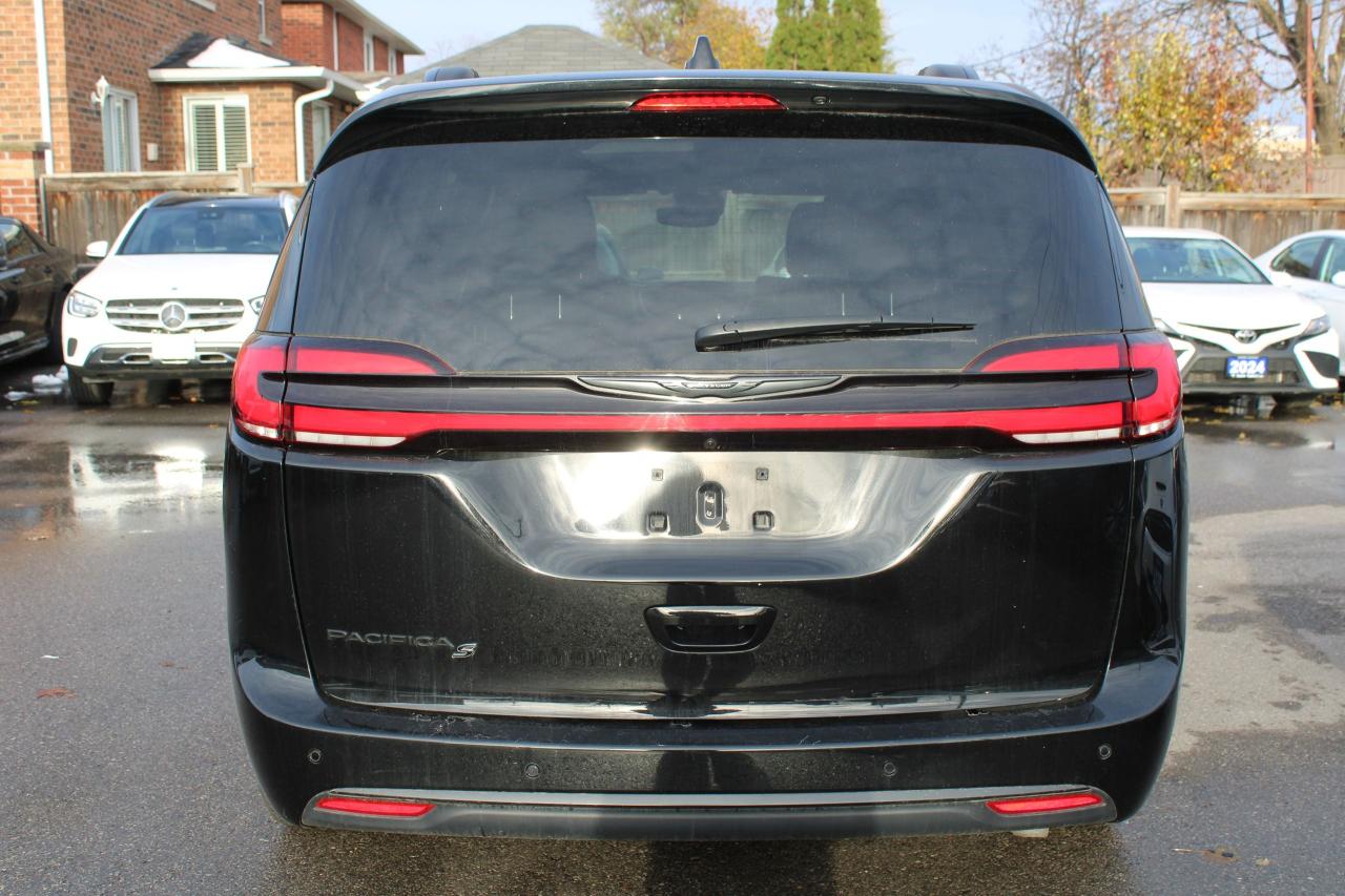 2024 Chrysler Pacifica Touring-L Photo4