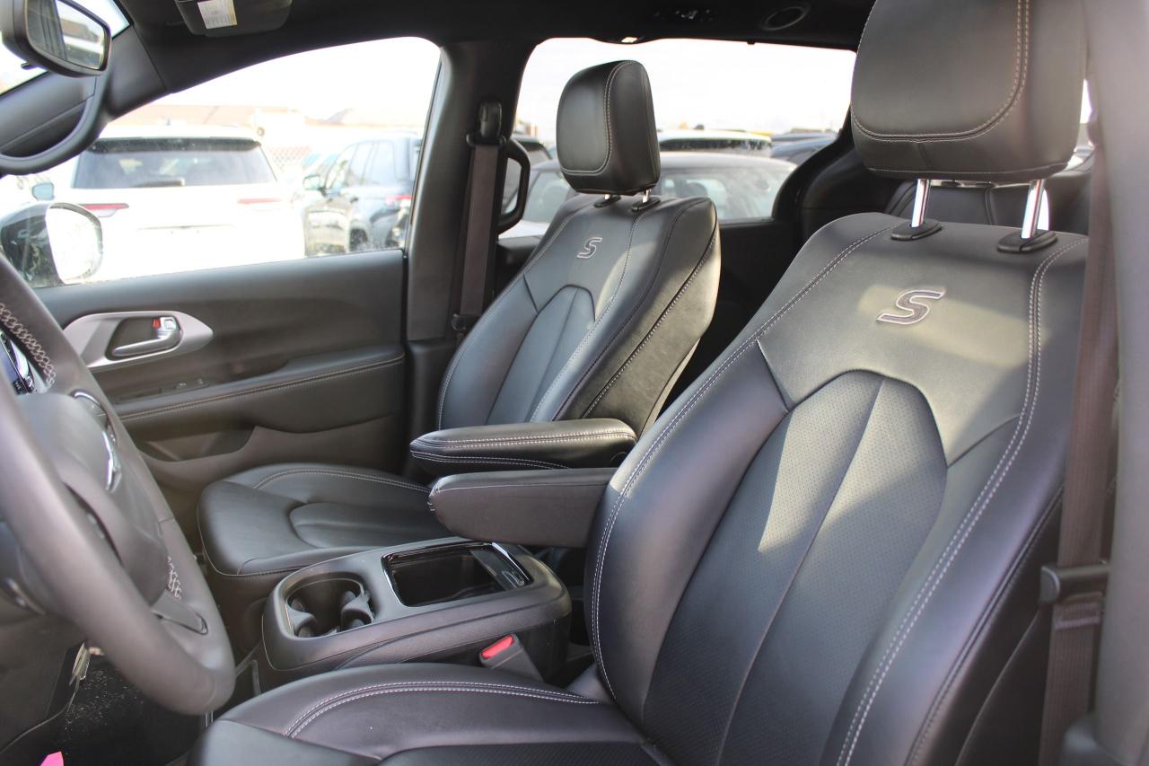 2024 Chrysler Pacifica Touring-L - Photo #14