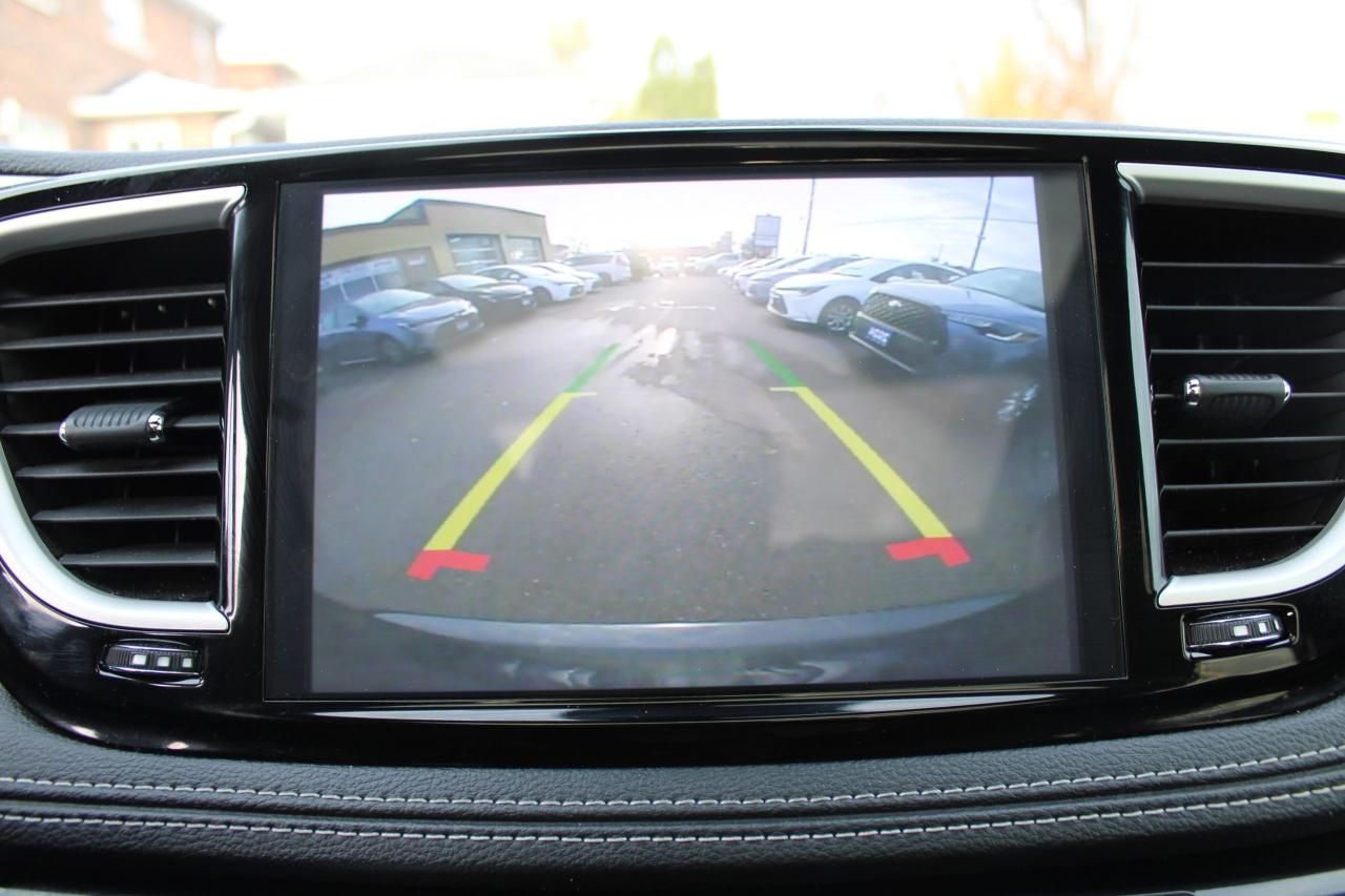 2024 Chrysler Pacifica TOURING-L FWD - Photo #12